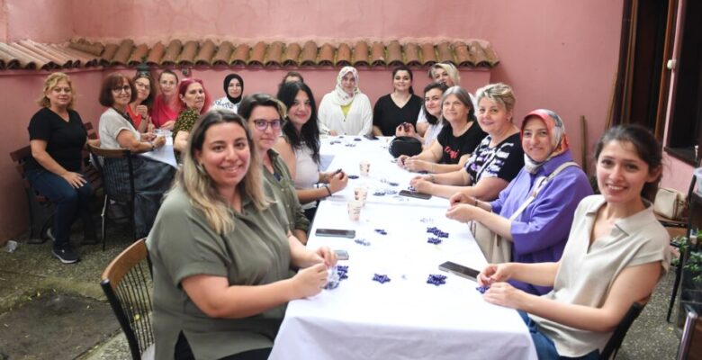 Kadınlar ürettikleri anahtarları kadınlara hediye ediyor