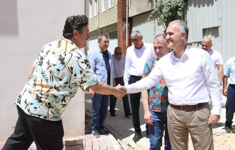 İNEGÖL’ÜN ÇIKMAZ SOKAKLARI ÜCRETSİZ OTOPARKA DÖNÜŞÜYOR