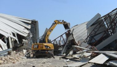Çalı’da 2 bin 300 metrekarelik kaçak depo yıkıldı