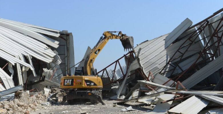 Çalı’da 2 bin 300 metrekarelik kaçak depo yıkıldı