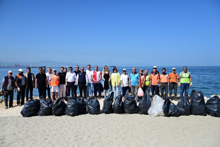 Gemlik’in Yeni Sahil Yolu Birlikte Temizlendi