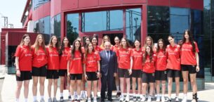 Başkan Şadi Özdemir’den filenin genç sultanlarına motivasyon ziyareti