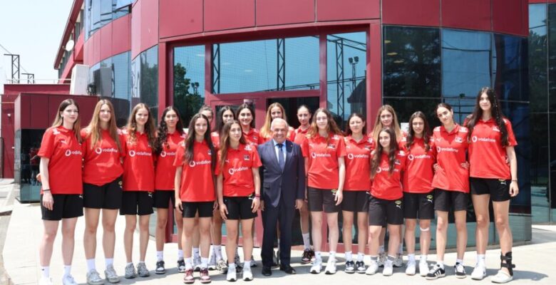 Başkan Şadi Özdemir’den filenin genç sultanlarına motivasyon ziyareti
