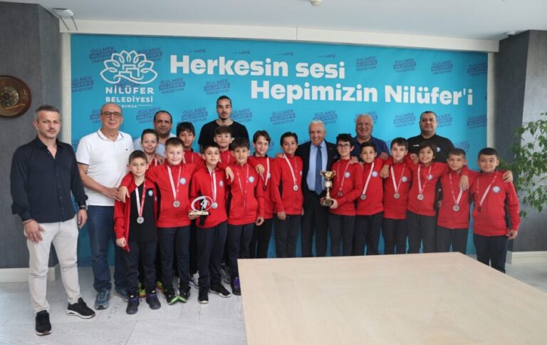 Başkan Şadi Özdemir başarılı sporcuları ağırladı