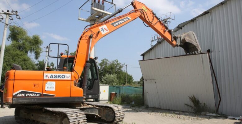 Nilüfer’de kaçak iş yeri yıkıldı
