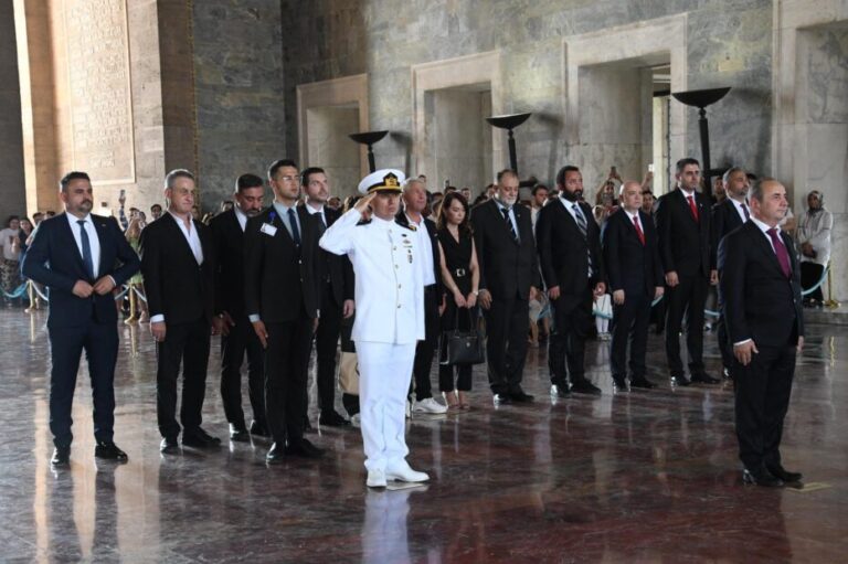 IBIA’DAN ANITKABİR’E ZİYARET