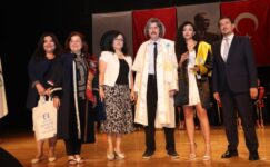 BUÜ MİMARLIK BÖLÜMÜ ÖĞRENCİLERİNİN MEZUNİYET COŞKUSU