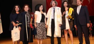 BUÜ MİMARLIK BÖLÜMÜ ÖĞRENCİLERİNİN MEZUNİYET COŞKUSU