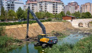 Büyükşehir’den Ayvalı Dere’de temizlik ve ıslah çalışması