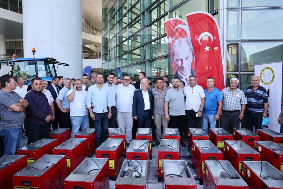 Büyükşehir’den kırsal mahallelere ekipman desteği