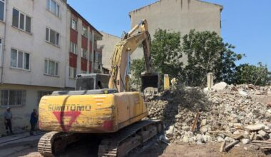Gemlik’te Metruk Bina Yıkımları Sürüyor
