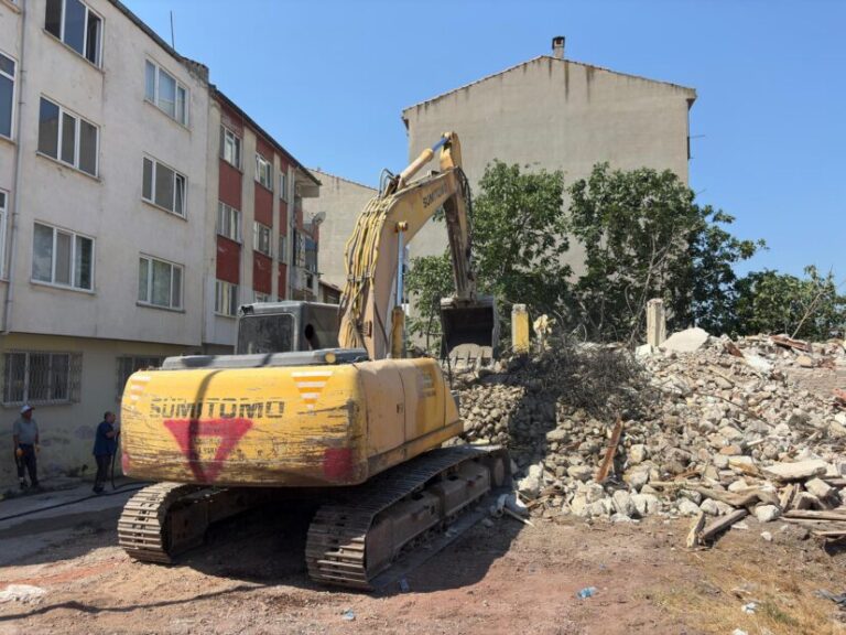Gemlik’te Metruk Bina Yıkımları Sürüyor