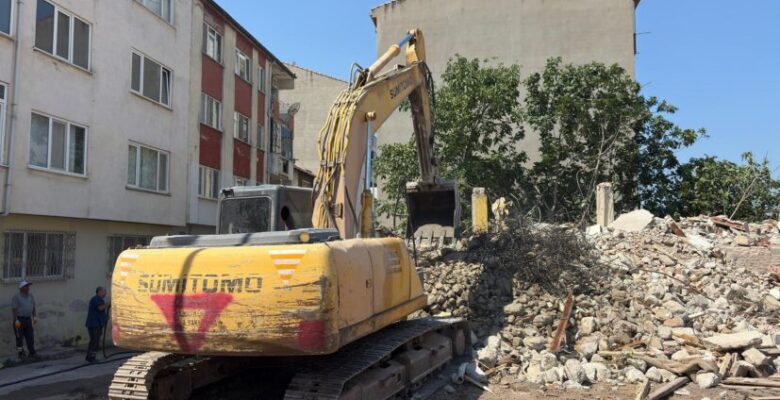 Gemlik’te Metruk Bina Yıkımları Sürüyor