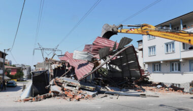 Yüksek gerilim hattına yapılan kaçak iş yeri yıkıldı
