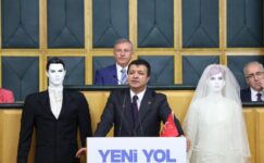 SAADET PARTİSİ LİDERİ MAHMUT ARIKAN, KÜRSÜYE ‘GELİN VE DAMAT’LA ÇIKTI!