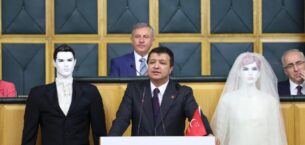 SAADET PARTİSİ LİDERİ MAHMUT ARIKAN, KÜRSÜYE ‘GELİN VE DAMAT’LA ÇIKTI!