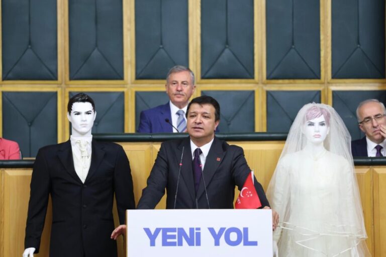 SAADET PARTİSİ LİDERİ MAHMUT ARIKAN, KÜRSÜYE ‘GELİN VE DAMAT’LA ÇIKTI!