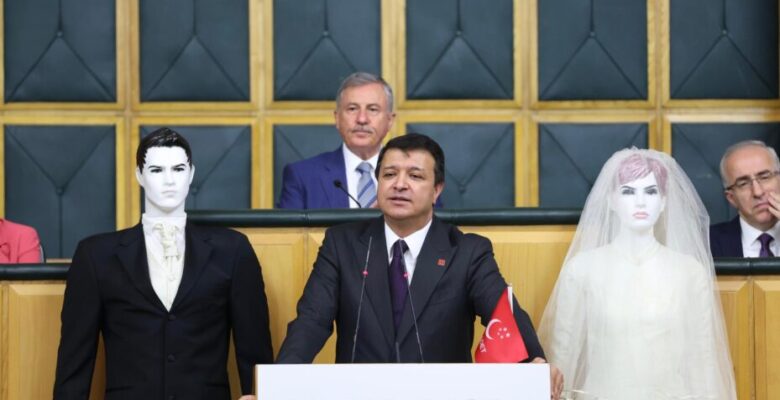 SAADET PARTİSİ LİDERİ MAHMUT ARIKAN, KÜRSÜYE ‘GELİN VE DAMAT’LA ÇIKTI!