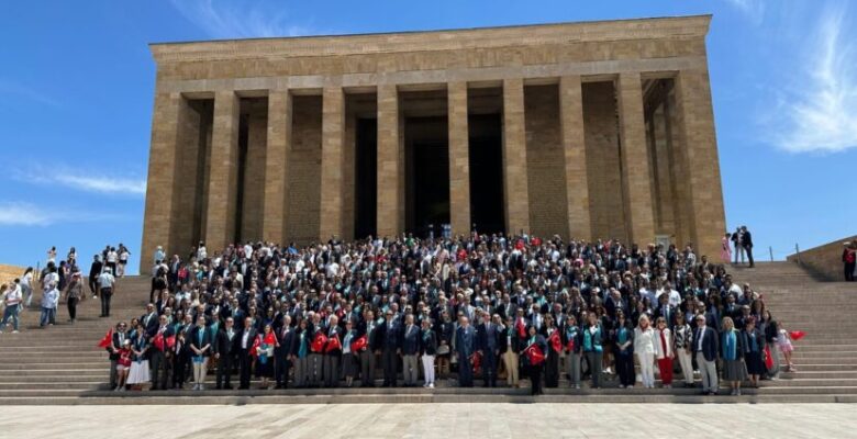 ROTARYENLER YENİ DÖNEME ANITKABİR’DE ATA’YA SAYGIYLA BAŞLADI