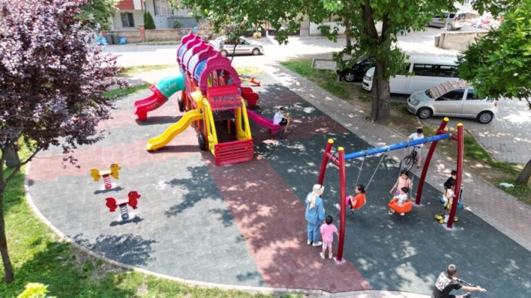 İNEGÖL’DE 7 MAHALLEDE 22 PARKIN ZEMİNİ YENİLENİYOR