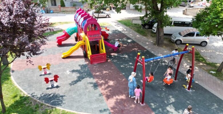 İNEGÖL’DE 7 MAHALLEDE 22 PARKIN ZEMİNİ YENİLENİYOR