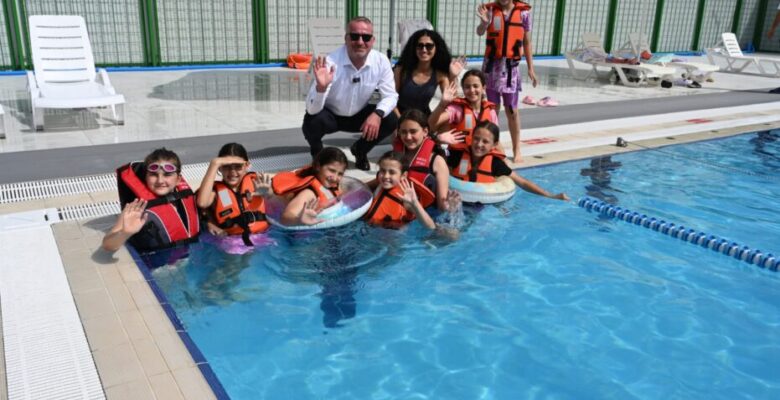 Karacabey’de yenilenen açık yüzme havuzu hizmete girdi