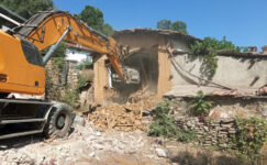 Tehlike saçan metruk binalar yıkıldı