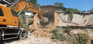 Tehlike saçan metruk binalar yıkıldı