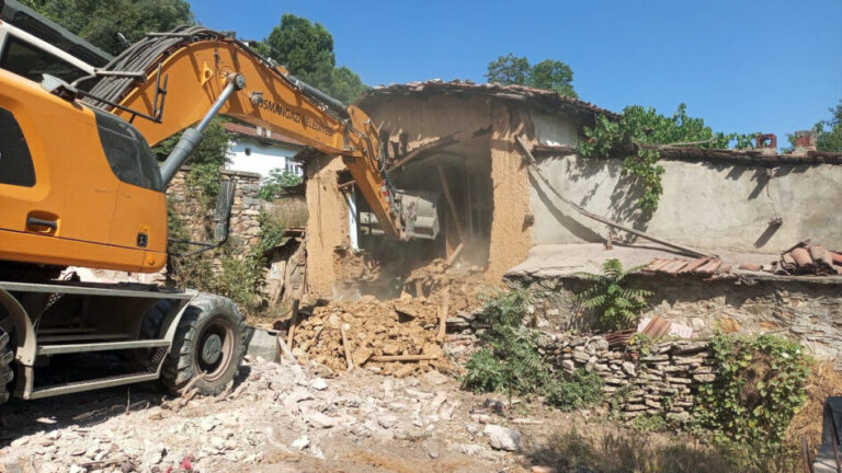Tehlike saçan metruk binalar yıkıldı