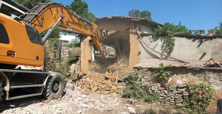 Tehlike saçan metruk binalar yıkıldı