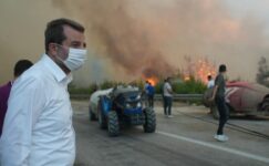 YANGINI GÖZYAŞLARI İLE ÇARESİZLİK İÇİNDE İZLEDİ