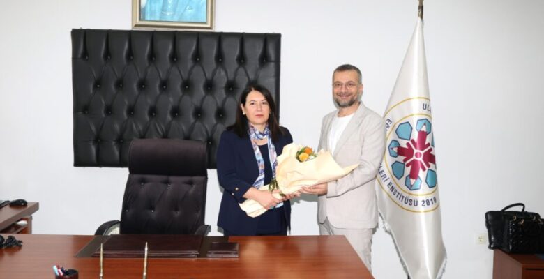 Eğitim Bilimleri Enstitüsünde Bayrak Değişimi