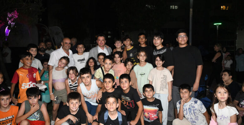 Başkan Aydın, Güneştepe’de çocuklarla açık hava sinemasında buluştu