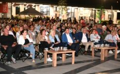 Başkan Erkan Aydın vatandaşlarla Bursa Bülbülü filmini izledi