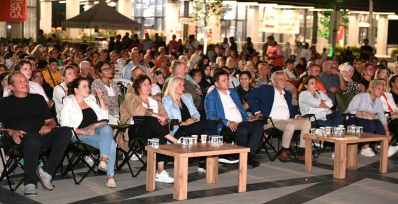 Başkan Erkan Aydın vatandaşlarla Bursa Bülbülü filmini izledi