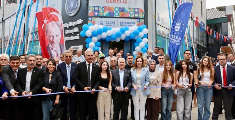 Gençliğe yatırım sürüyor: Gemlik Gençlik Merkezi hizmete açıldı