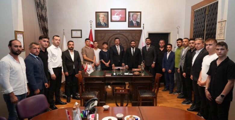 BAŞKAN ERCAN ÖZEL ÜLKÜCÜ GENÇLİKLE OMUZ OMUZA