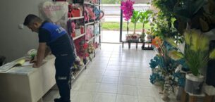 İNEGÖL’DE ZABITA ÇİÇEKÇİLERİ MERCEK ALTINA ALDI