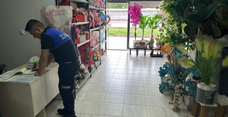 İNEGÖL’DE ZABITA ÇİÇEKÇİLERİ MERCEK ALTINA ALDI
