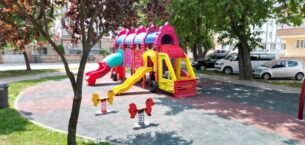 İNEGÖL BELEDİYESİ ÇOCUKLARA DAHA SAĞLIKLI PARKLAR SUNUYOR