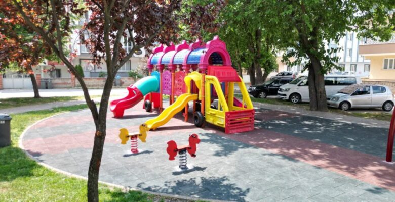 İNEGÖL BELEDİYESİ ÇOCUKLARA DAHA SAĞLIKLI PARKLAR SUNUYOR