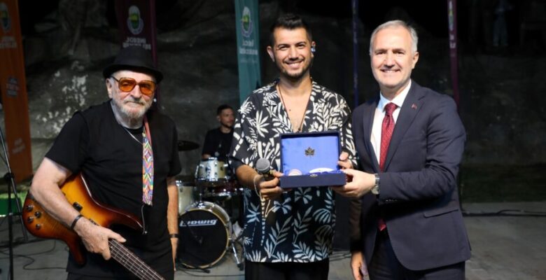 İNEGÖL ZAFER BAYRAMINI RİVA ORKESTRASIYLA KUTLADI