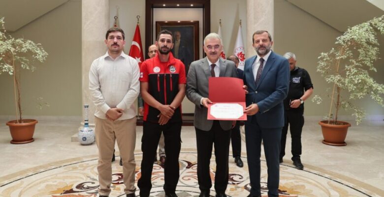 BURSA VALİSİ AYYILDIZ’DAN  GÜRSULU YANGIN KAHRAMANLARINA TEŞEKKÜR