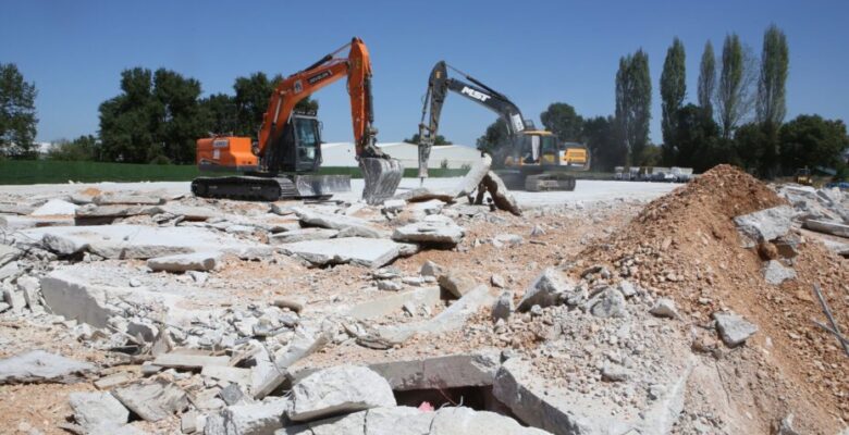 Alaaddinbey’de kaçak yapılara temelden müdahale