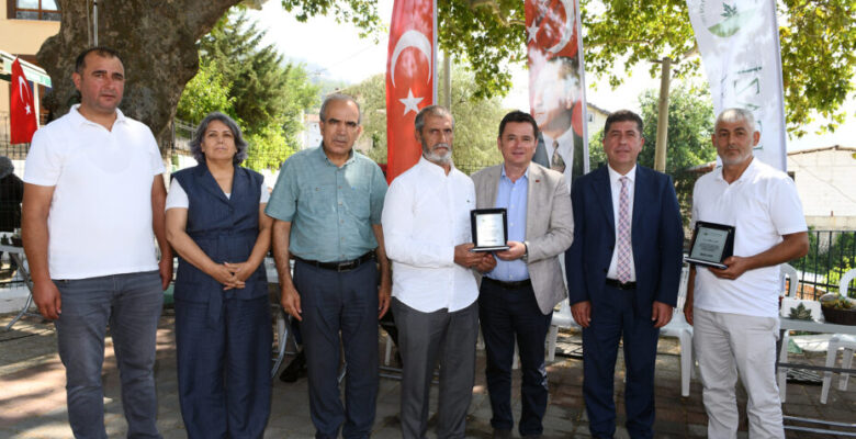 Osmangazi’nin gönüllü temizlik elçilerine teşekkür plaketi