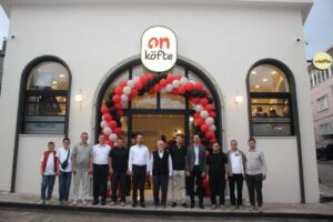 BURSA’NIN YENİ LEZZET DURAĞI ‘ONKÖFTE’ ABDAL MEYDANI’NDA AÇILDI