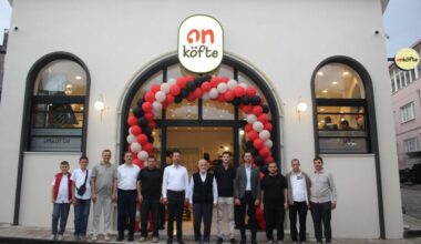 BURSA’NIN YENİ LEZZET DURAĞI ‘ONKÖFTE’ ABDAL MEYDANI’NDA AÇILDI