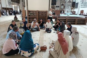 BURSA BÖLGESEL TURİST REHBERLERİ ODASI ULUCAMİDE HAT SANATI EĞİTİMİ YAPTI