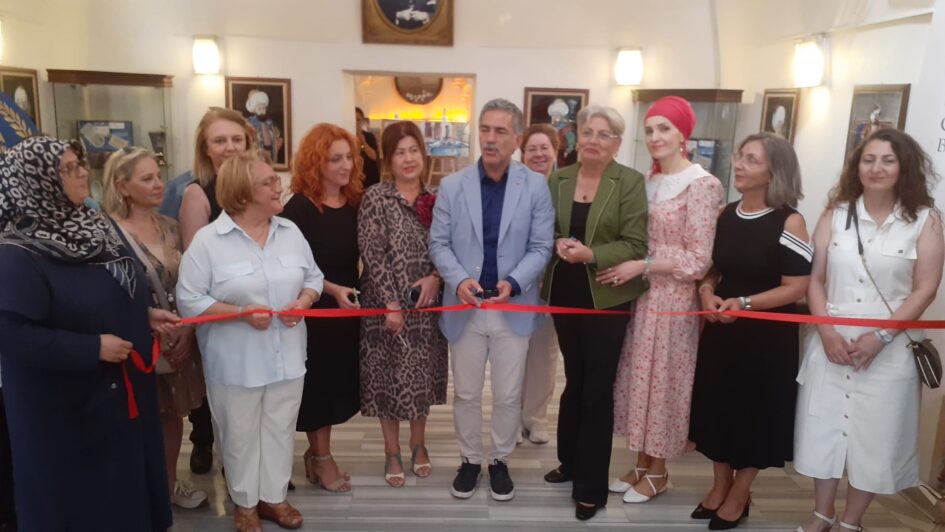 KALPLERİNDEN GEÇENLERİ FIRÇALARINDAN DÖKTÜLER
