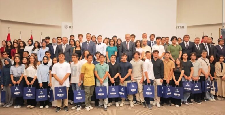 YKS’da İlk bine giren Gemlikli iki öğrenci Elif Ercümen ve Rumeysa Kocak’a Ödül